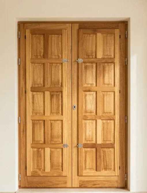Balconera de doble hoja en madera de pino maciza con diseño de cuarterones y acabado natural